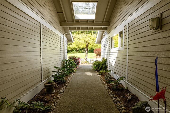 Property Photo: 2418 James Place 402 WA 98260