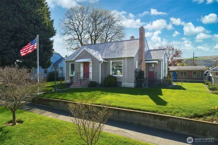 Property Photo:  117 W Richmond Avenue  WA 99328 