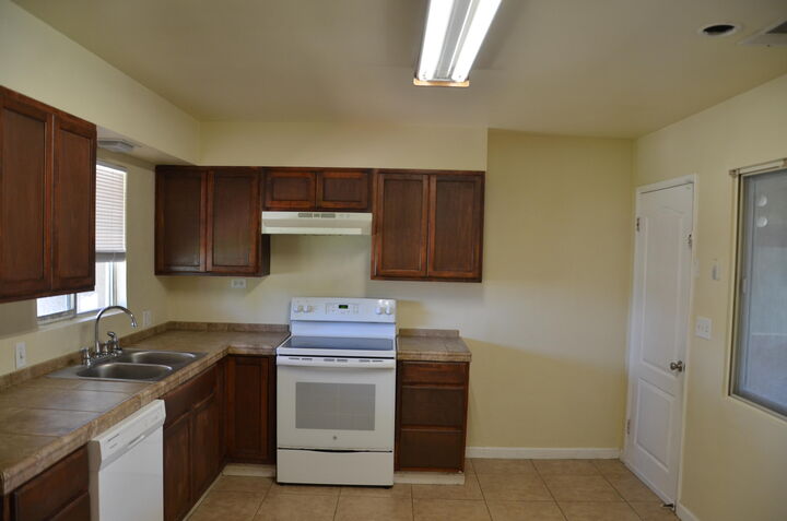 Property Photo:  320 Byron Court  CA 93245 