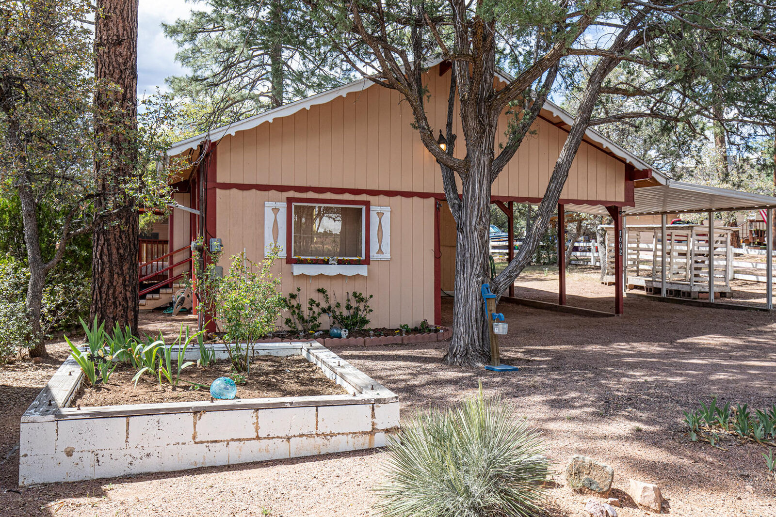 Property Photo: 1002 N Chalet Circle AZ 85541