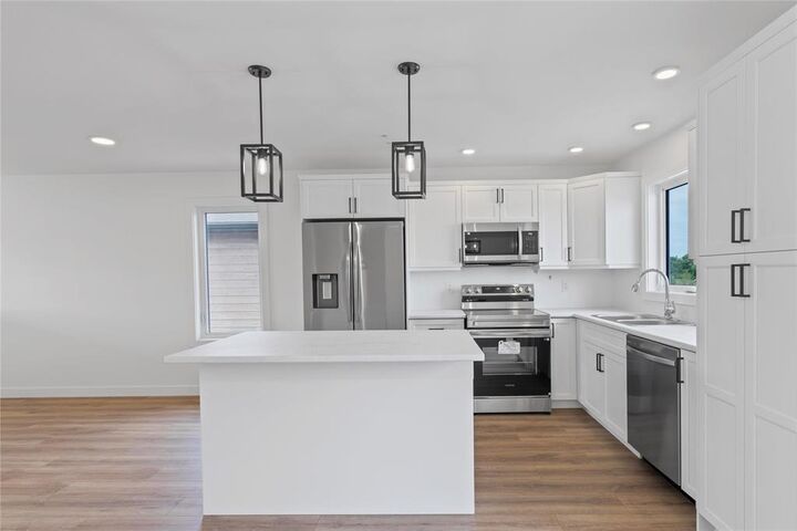 Property Photo:  9 Conifer Cove  MB R5L 0L5 