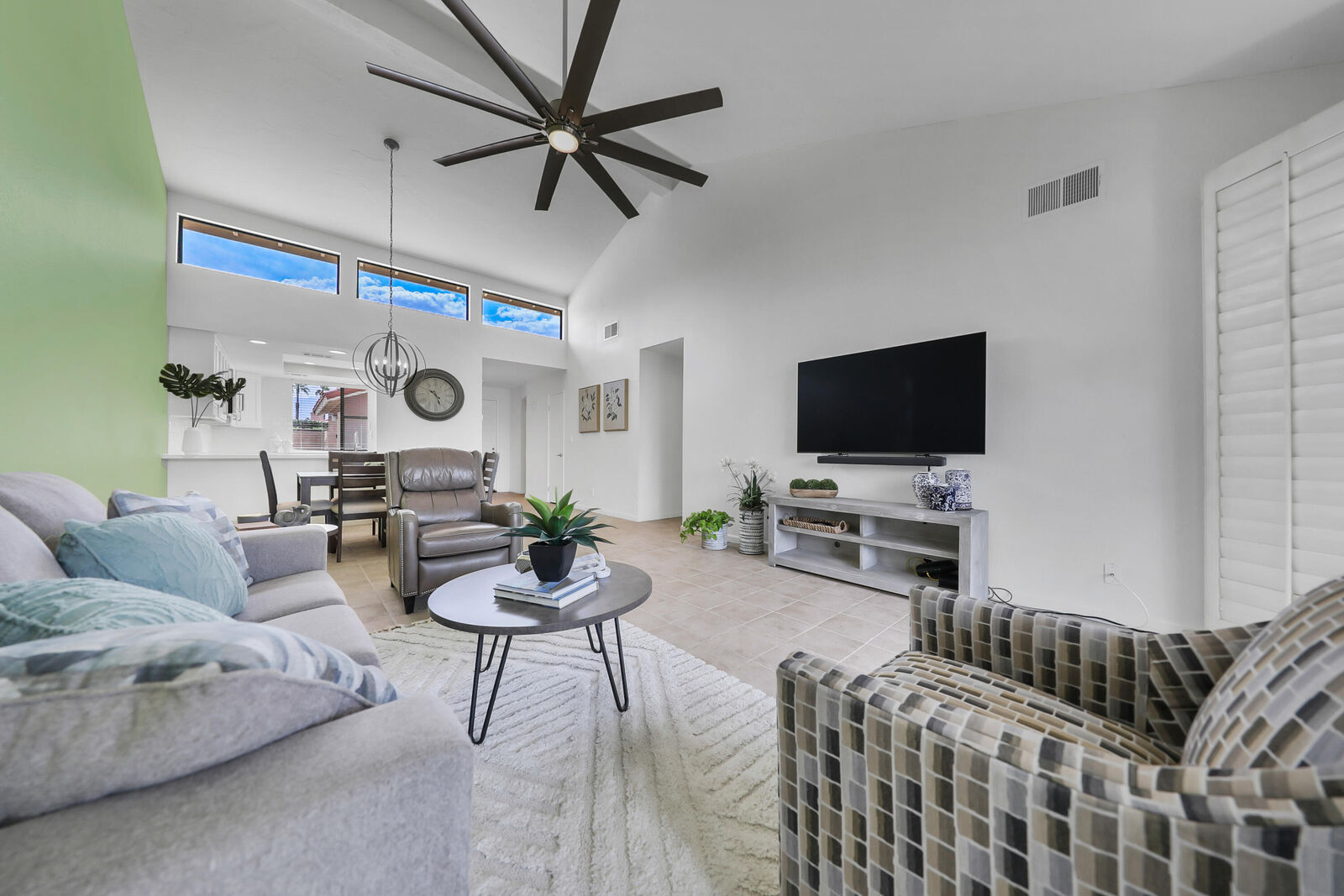 Property Photo:  412 S Sierra Madre  CA 92260 