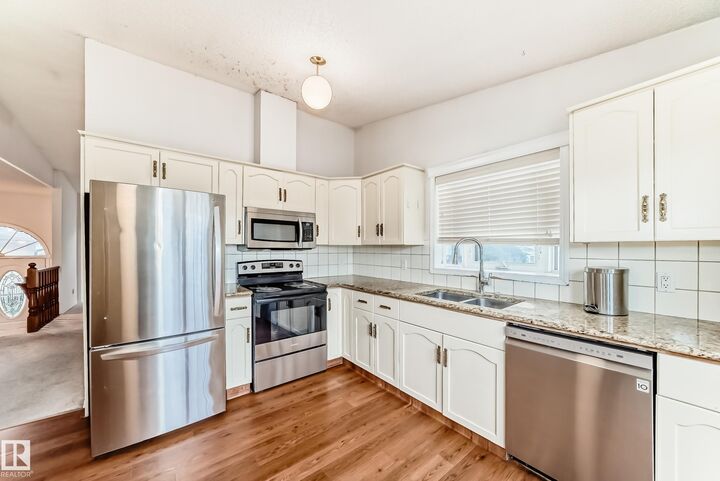 Photo de la propriété:  4714 26 Avenue NW  AB T6L 1J1 