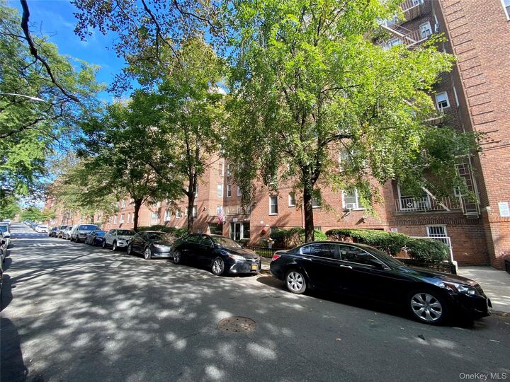 Property Photo: 1425 Thieriot Avenue 6M NY 10460