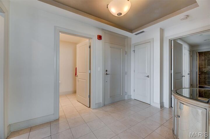 Property Photo: 232 N Kingshighway Boulevard 1102 MO 63108