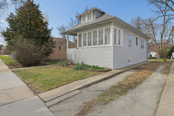 Property Photo:  3810 Maple Avenue  IL 60513 