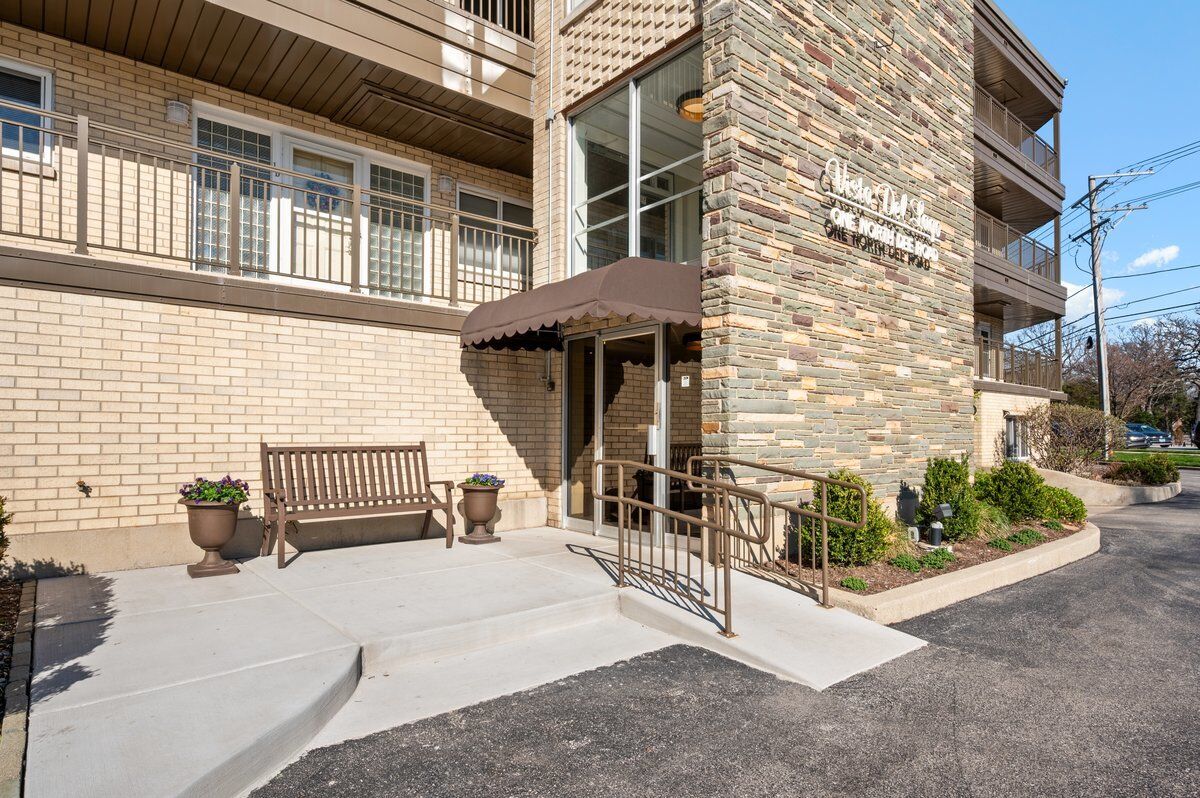 Property Photo:  1 N Dee Road 1C  IL 60068 