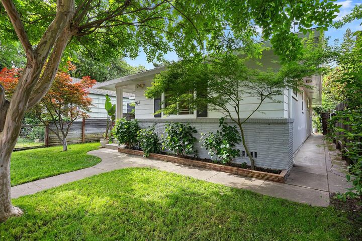 Property Photo:  924 9th Avenue  CA 95818 