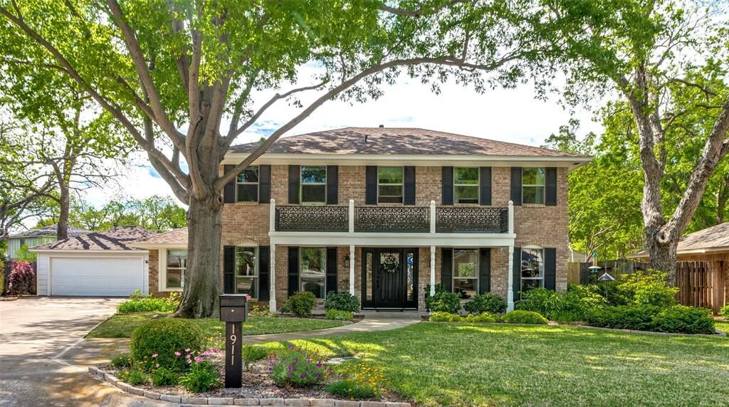 Property Photo: 1911 Lakeside Drive TX 76013