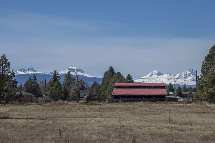 Property Photo:  63320 Deschutes Market Road  OR 97701 