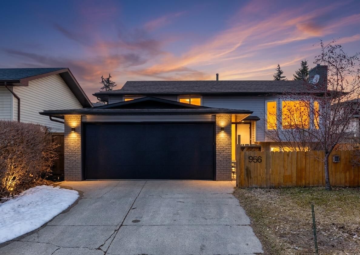 Photo de la propriété: 956 Bracewood Rise SW AB T2W 3C9