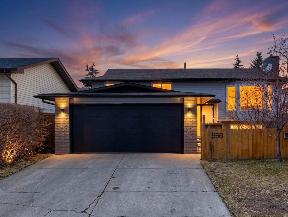 Property Photo:  956 Bracewood Rise SW  AB T2W 3C9 