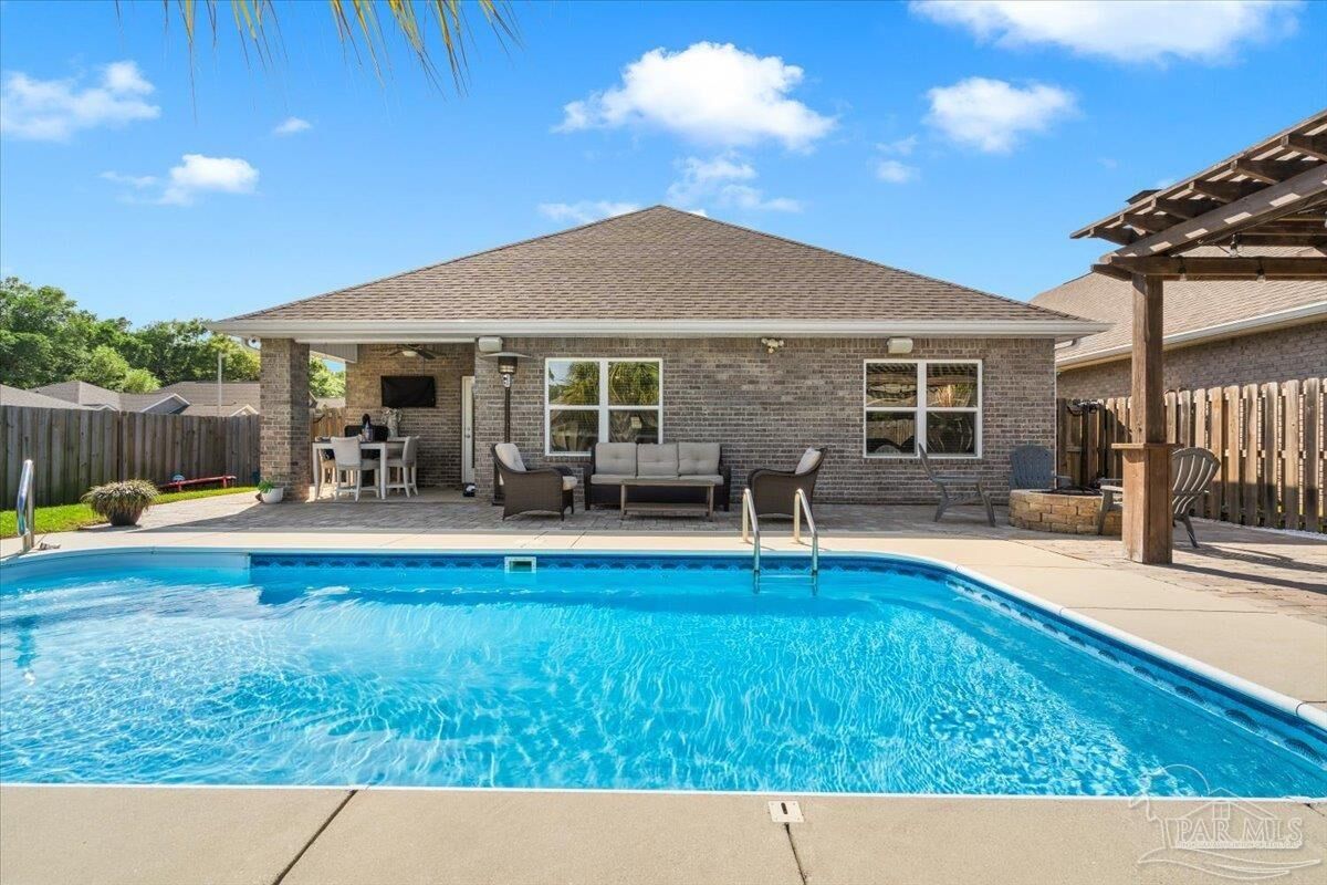 Property Photo: 5324 Red Shoulder Rd FL 32571