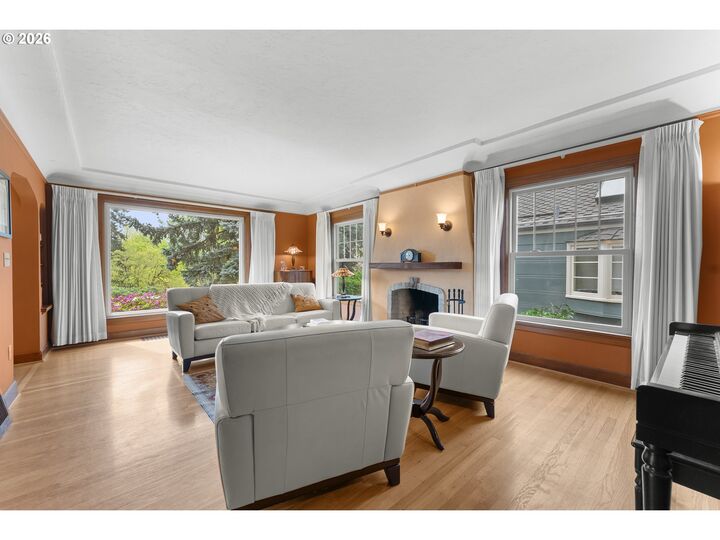 Property Photo:  7017 NE Sacramento St  OR 97213 