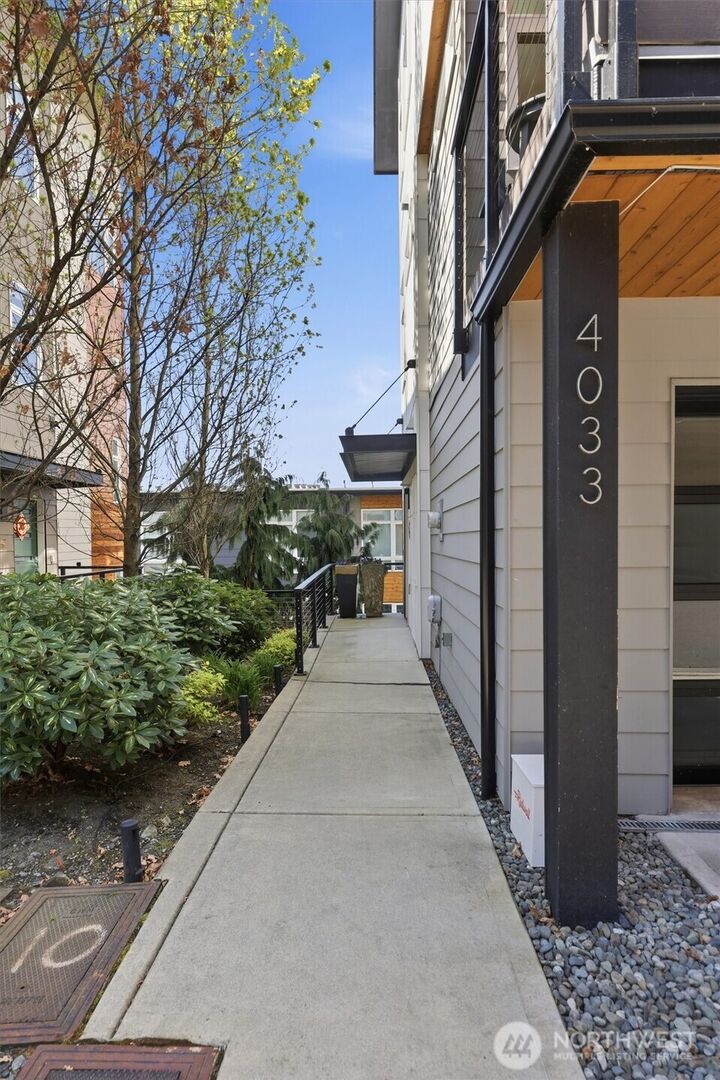 Property Photo:  4033  129th Place SE  WA 98006 