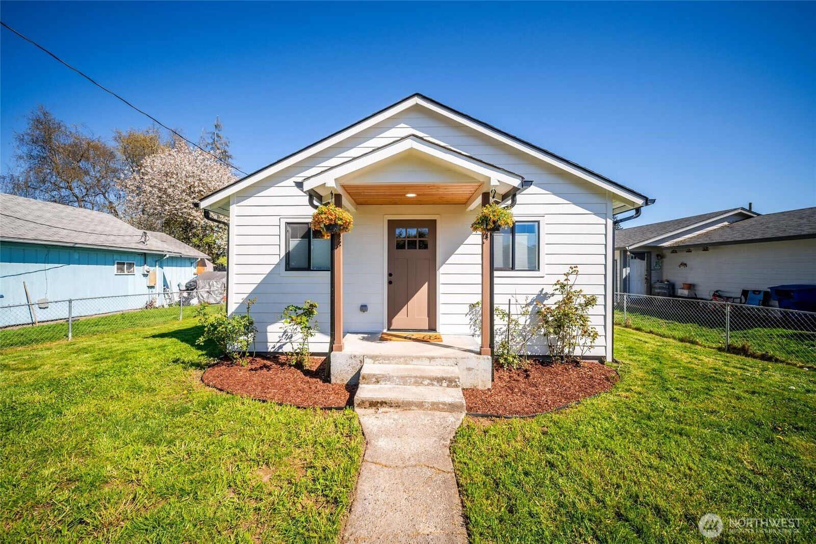 Property Photo:  804  7th Avenue S  WA 98626 