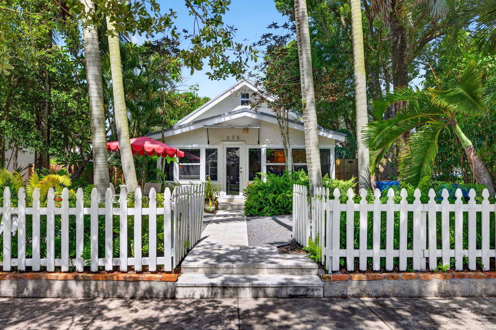 Property Photo: 605 SW 6th Avenue FL 33315
