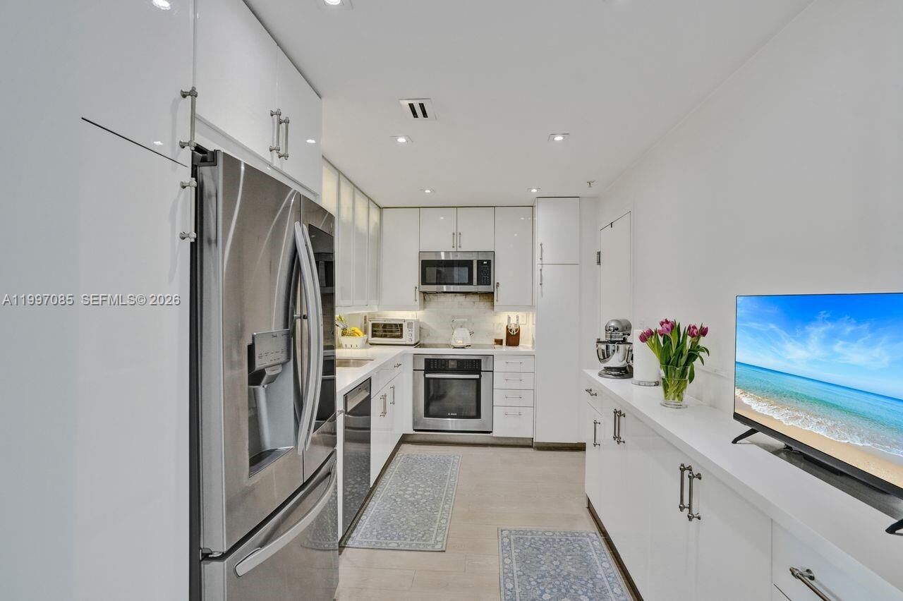 Property Photo:  90 Edgewater Dr 625  FL 33133 