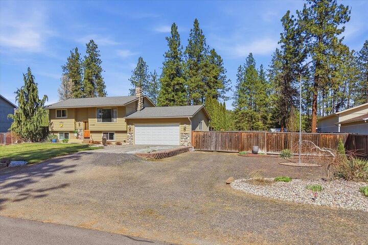 Property Photo: 11462 W Tamarac Ln WA 99026