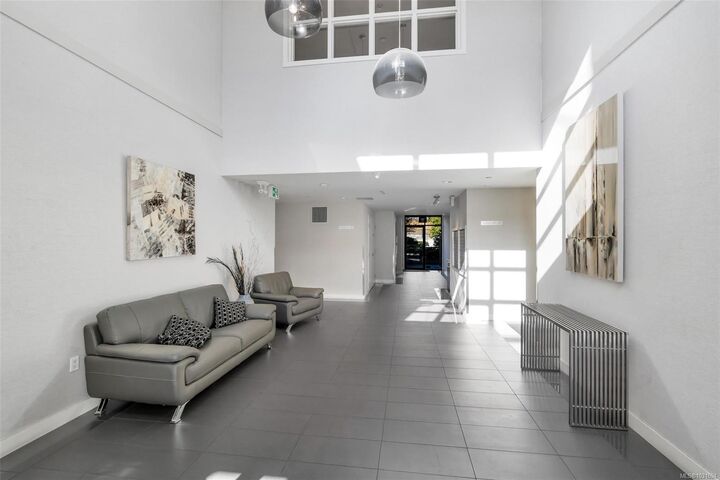 Property Photo:  4000 Shelbourne St 402  BC V8N 0B6 