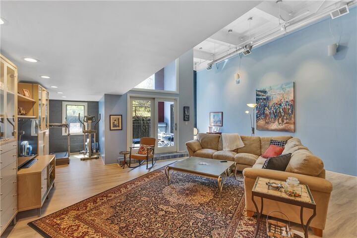 Property Photo: 2250 Mary St 204 PA 15203