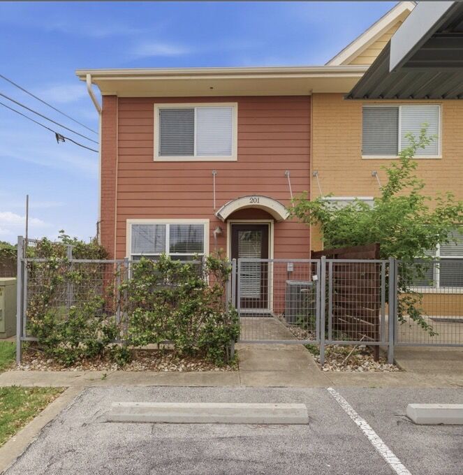 Property Photo:  1101 Grove Boulevard 201  TX 78741 