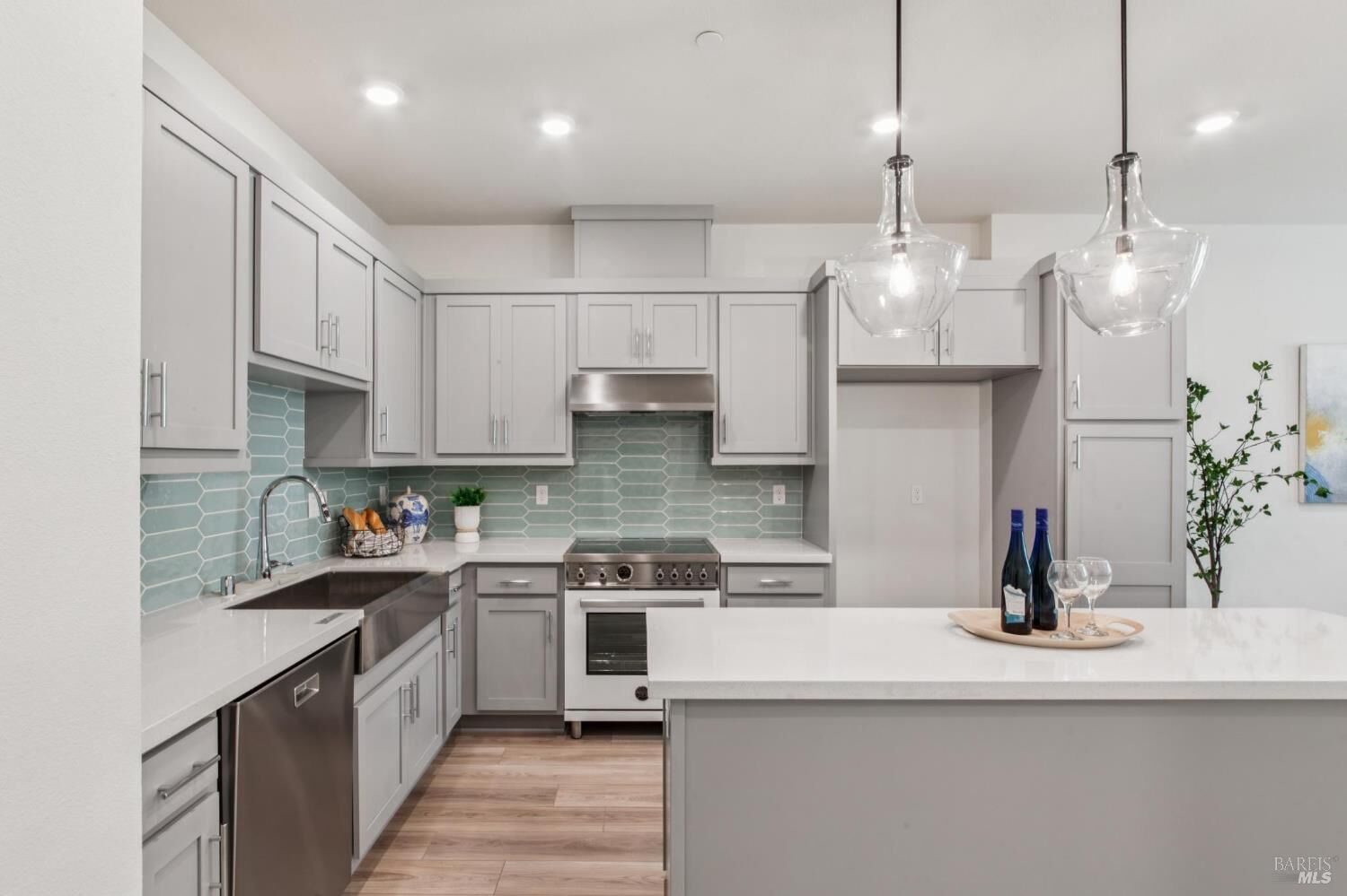 Property Photo:  218 Verandah Avenue  CA 94945 