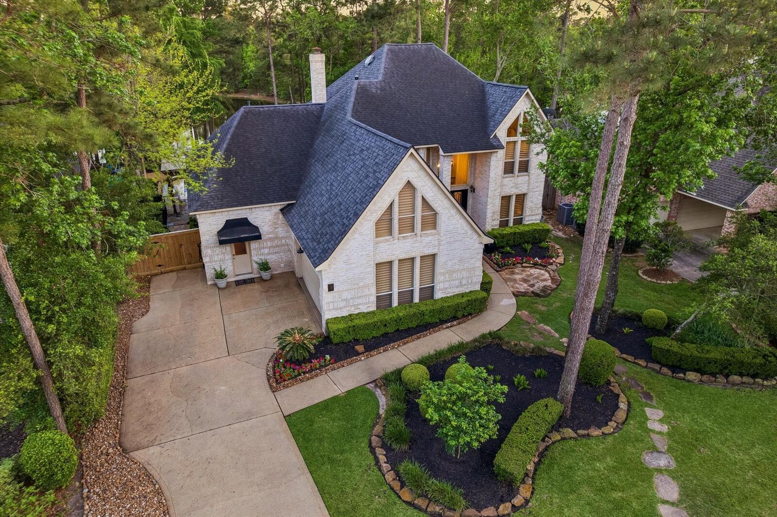 Property Photo: 6 E Lakemist Circle TX 77381