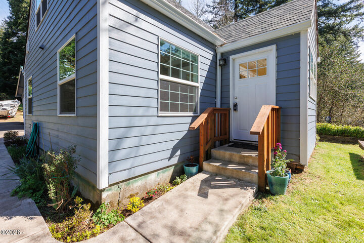 Property Photo:  3010 Mossy Lane  OR 97391 