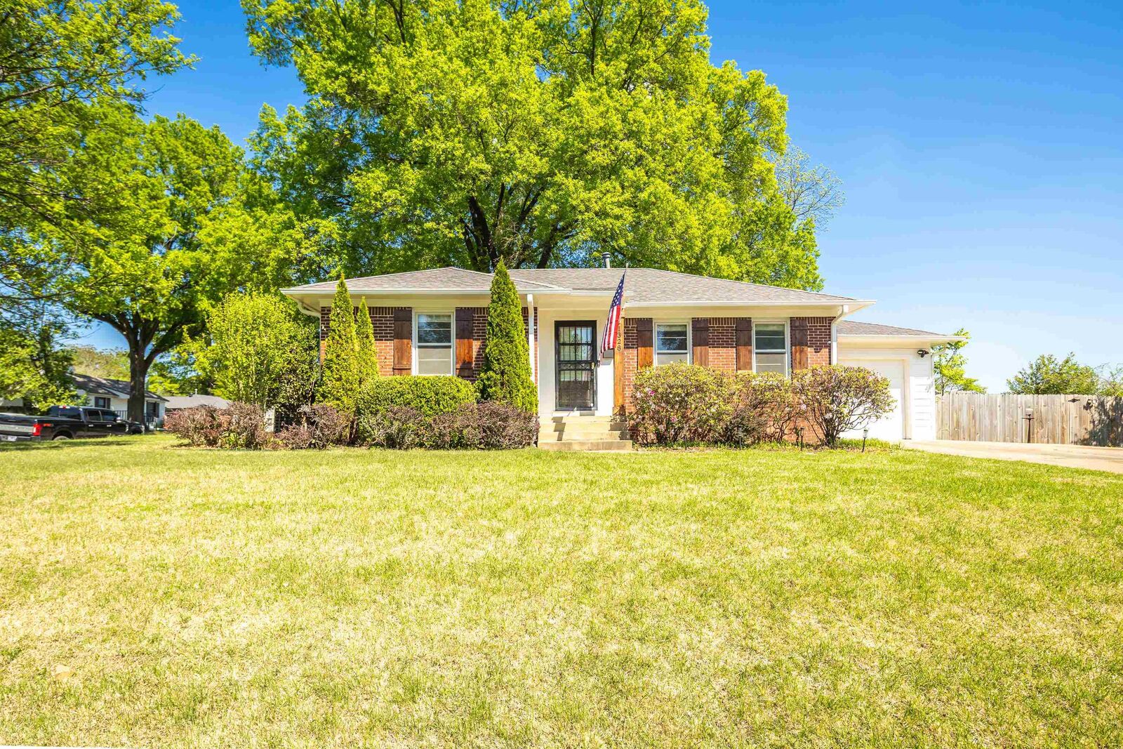 Property Photo:  1328 Colonial Rd  TN 38117 