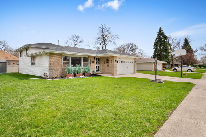 Property Photo:  16811 Louis Court  IL 60473 