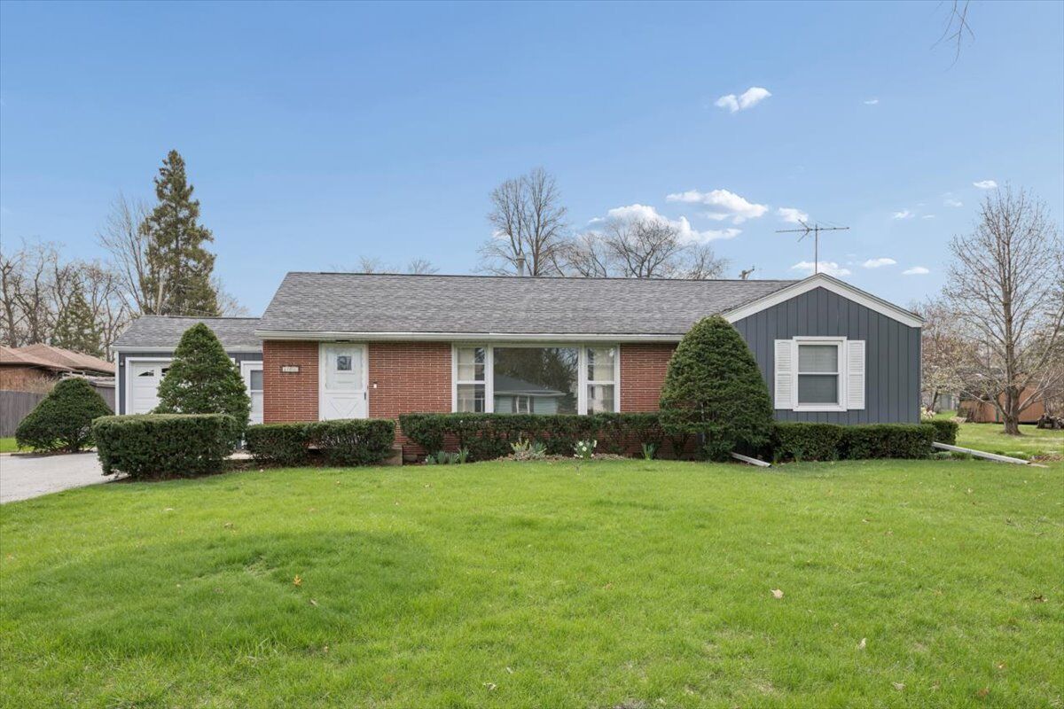 Property Photo: 108 Lavidia Boulevard IL 60435