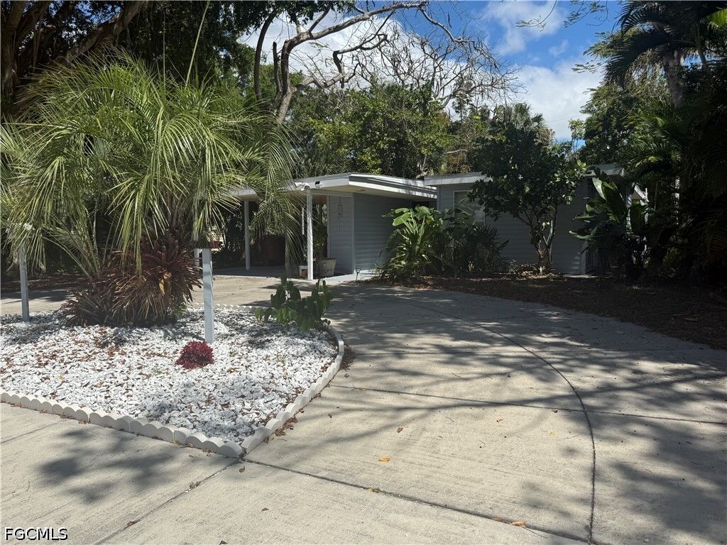 Property Photo:  1435 Alcazar Avenue  FL 33901 
