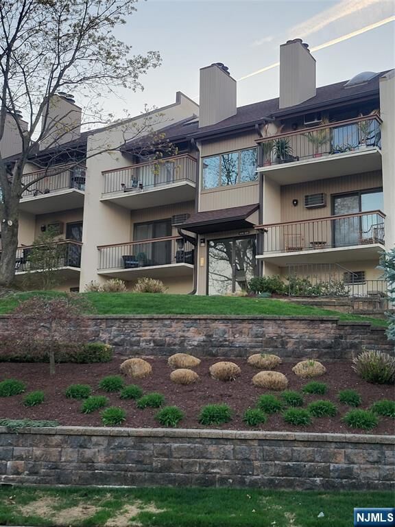 Property Photo:  404 West Ridge Mews 4D  NJ 07075 