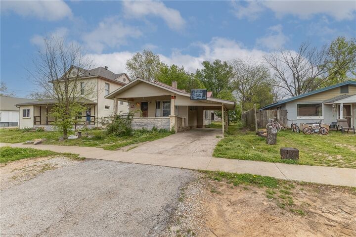 Property Photo:  605 S Maxwell Street  AR 72761 