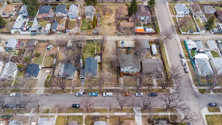 Property Photo: 809 12 B Street North AB T1H 2M1
