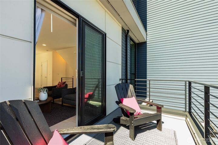 Property Photo:  1431  22nd Avenue  WA 98122 