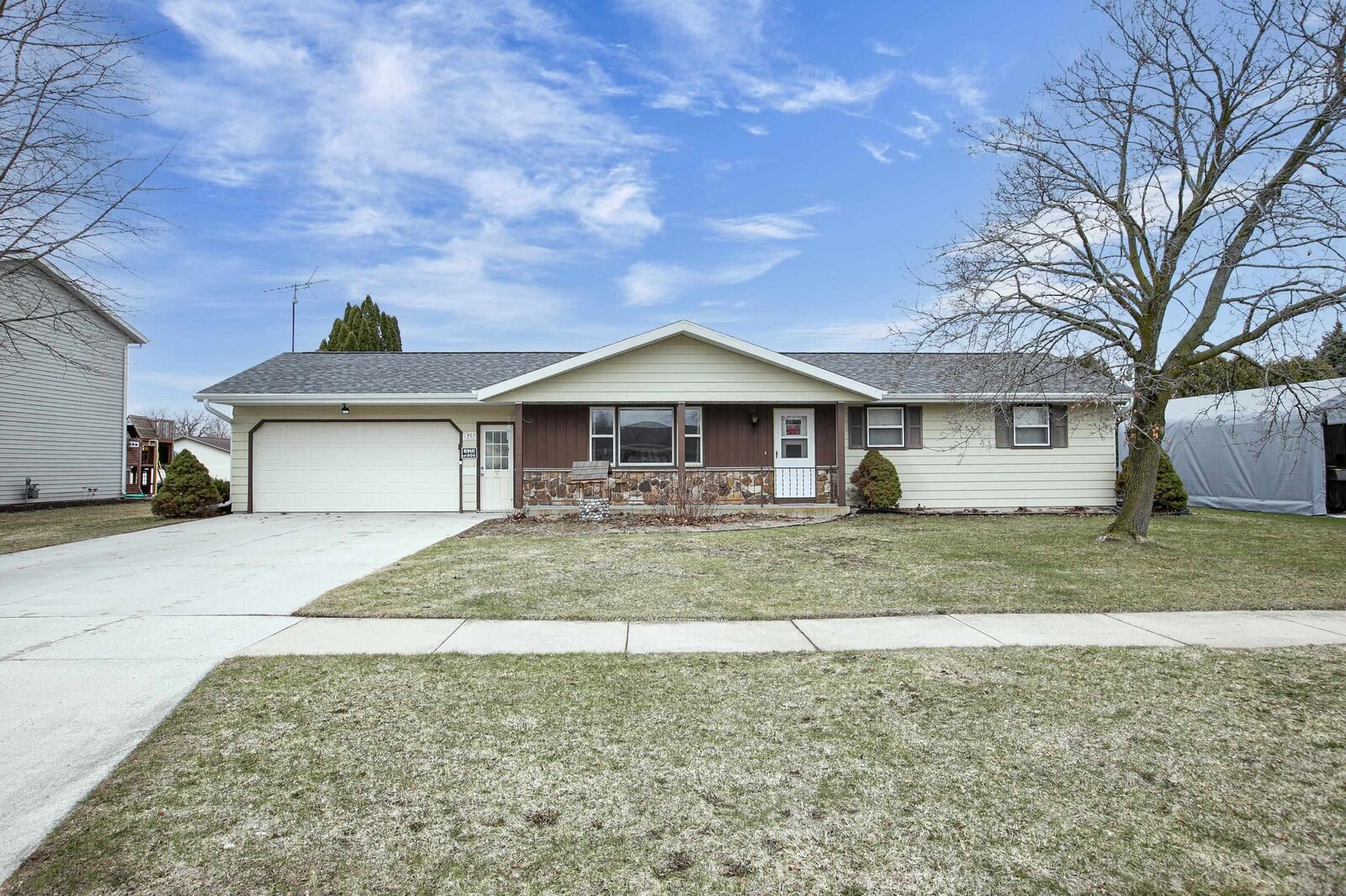 Property Photo:  1703 Eisenhower Street  WI 53061-1631 