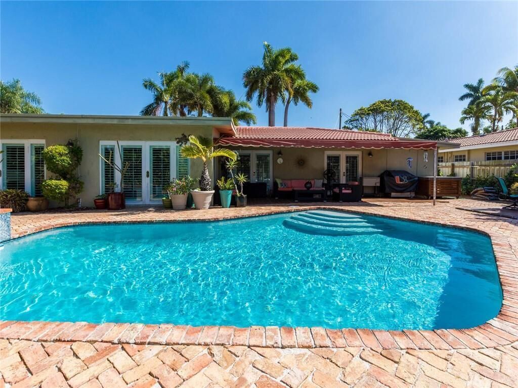 Property Photo:  2319 NE 16th Avenue  FL 33305 