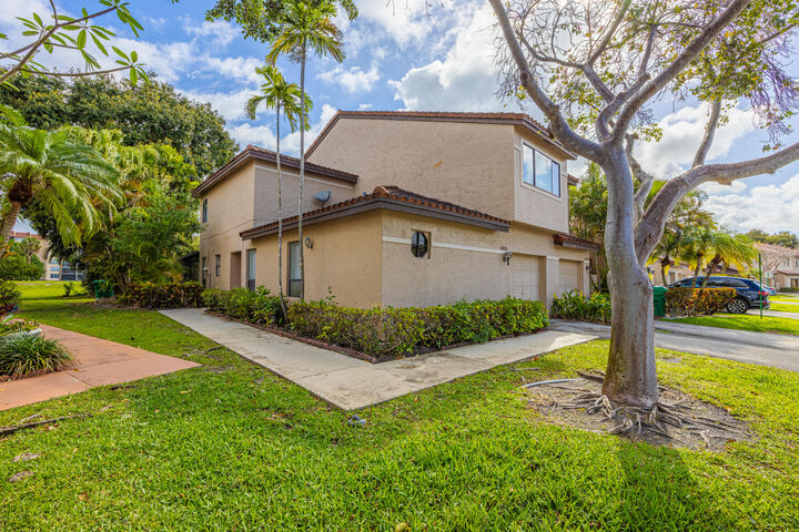 Property Photo:  3625 Inverrary Boulevard W  FL 33319 