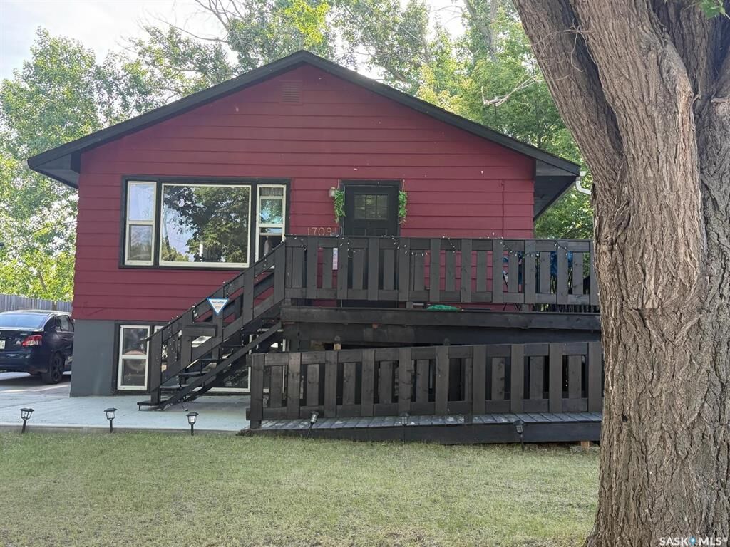 Property Photo:  1709 2nd Avenue N  SK S7K 3N2 