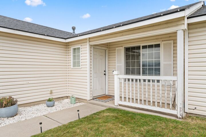 Property Photo:  819 Jessica Ct  WA 98930 