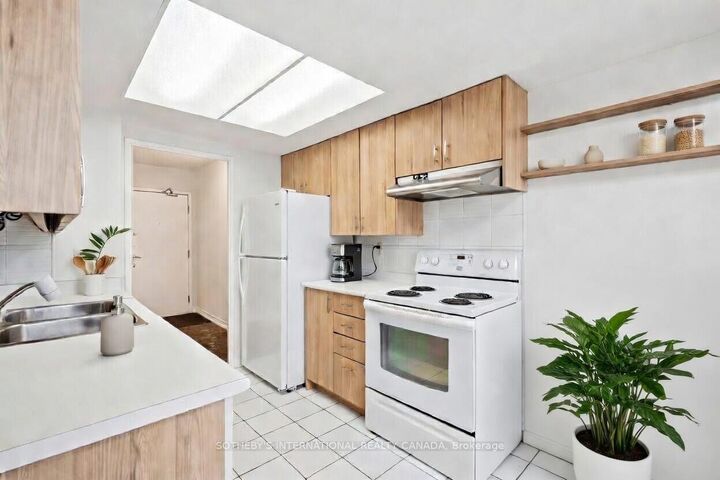 Property Photo: 75 King Street E 1512 ON L5A 4G5