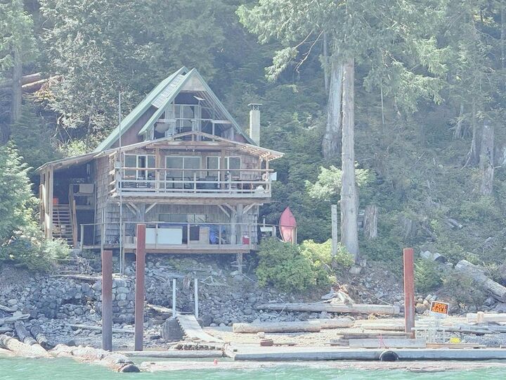 4 Debeck Creek — photo 1
