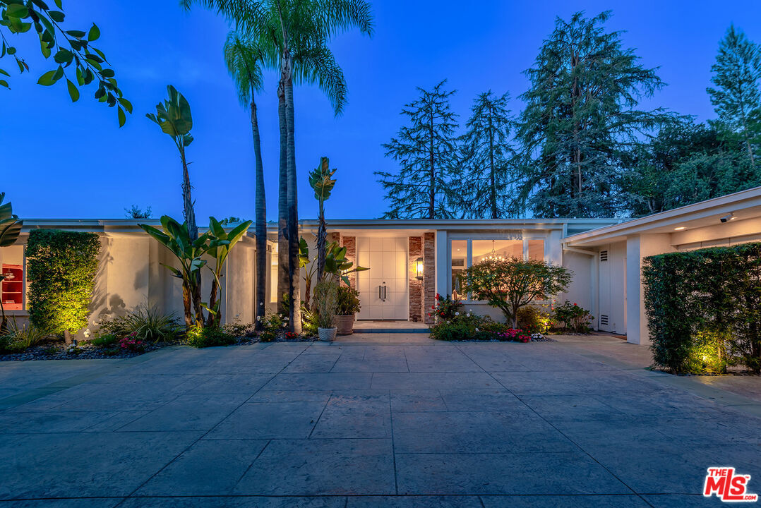 Property Photo:  4101 Clear Valley Dr  CA 91436 