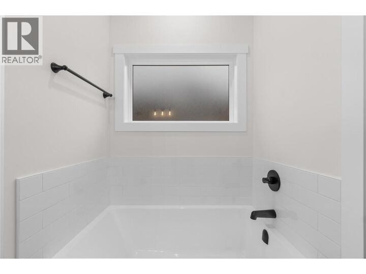 Property Photo: 231 20 Street Northeast 10 BC V1E 2Z7