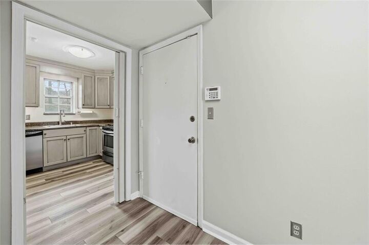 Property Photo:  5506 Kingsport Drive  GA 30342 