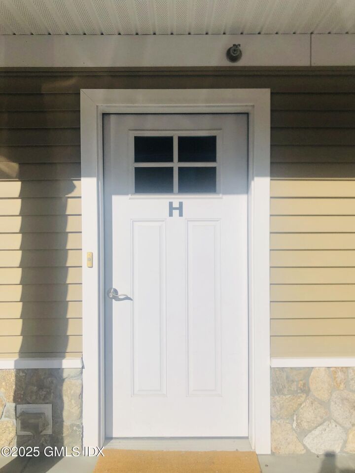 Property Photo:  180 Hamilton Avenue H  CT 06830 