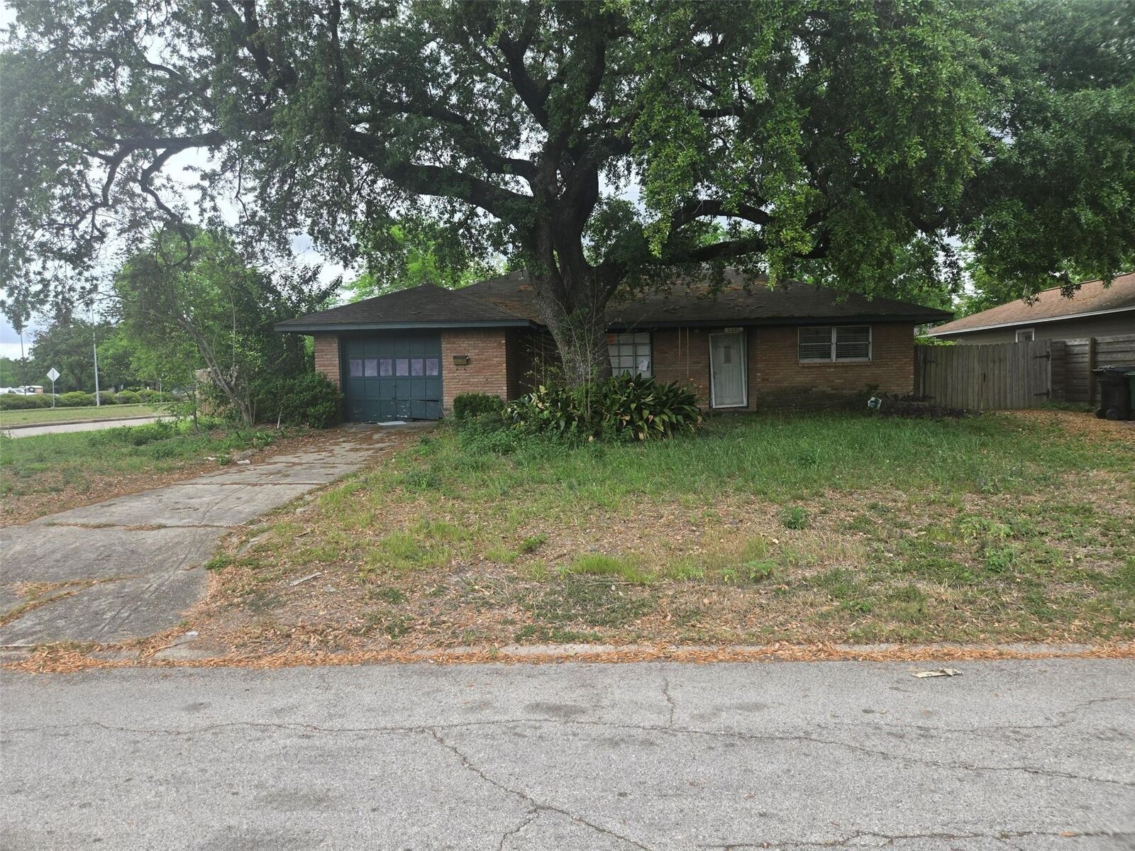 Property Photo:  2330 Saxon Drive  TX 77018 