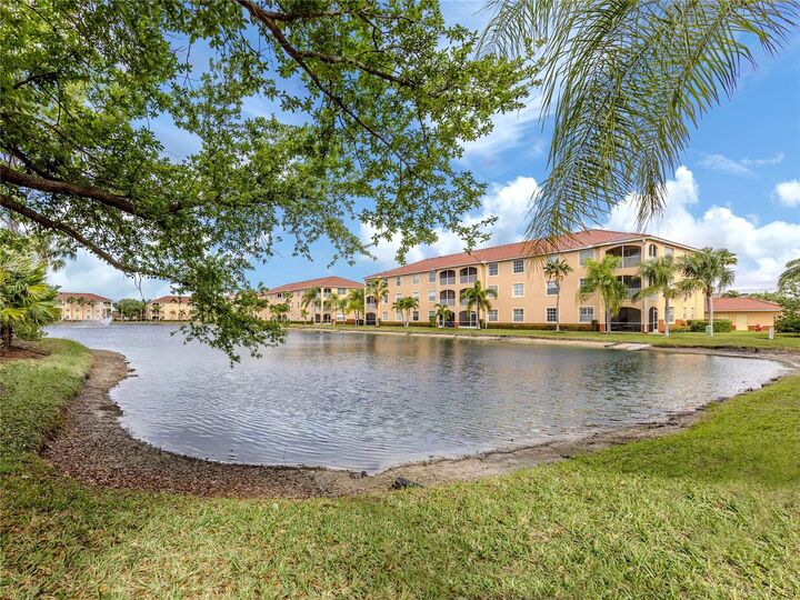 Property Photo:  121 N Auburn Road 11  FL 34292 